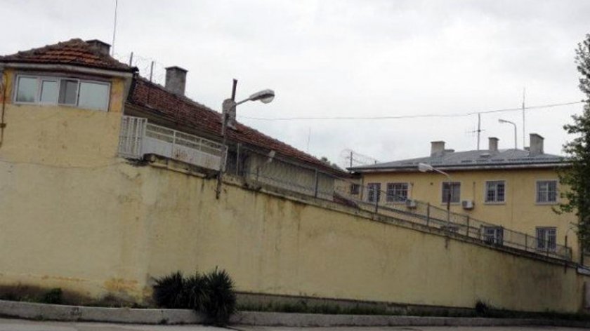 Затворник поиска 30 бона заради мухъл и мизерия