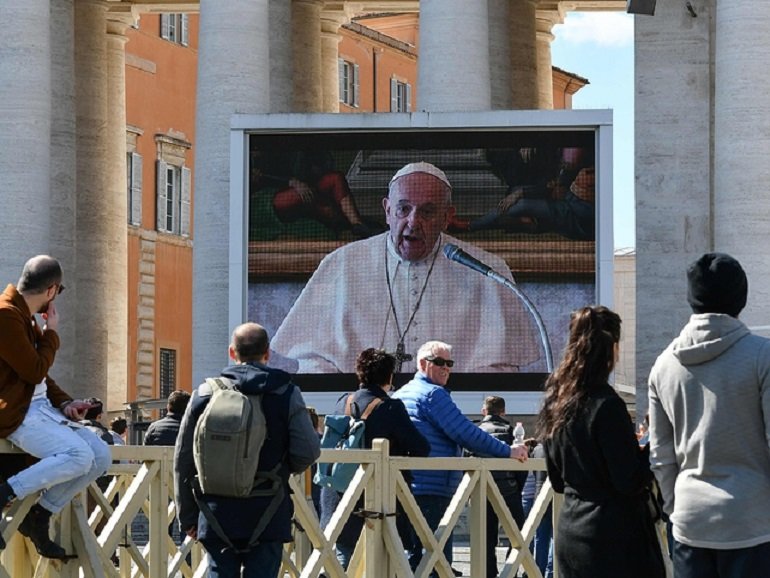 Папата се боцка срещу вируса