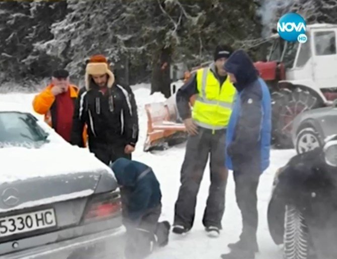 Туристи с 4 деца в снежен капан в Стара планина 