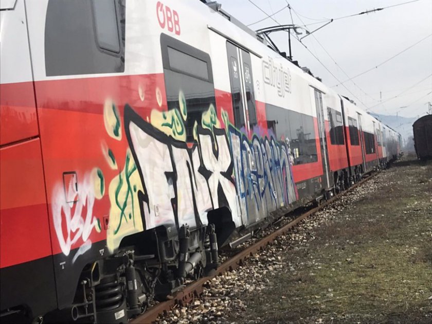Вандали изрисуваха с графити чисто нов влак