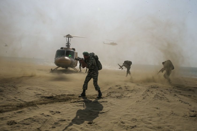 Иран с военни учения по крайбрежието на Оманския залив