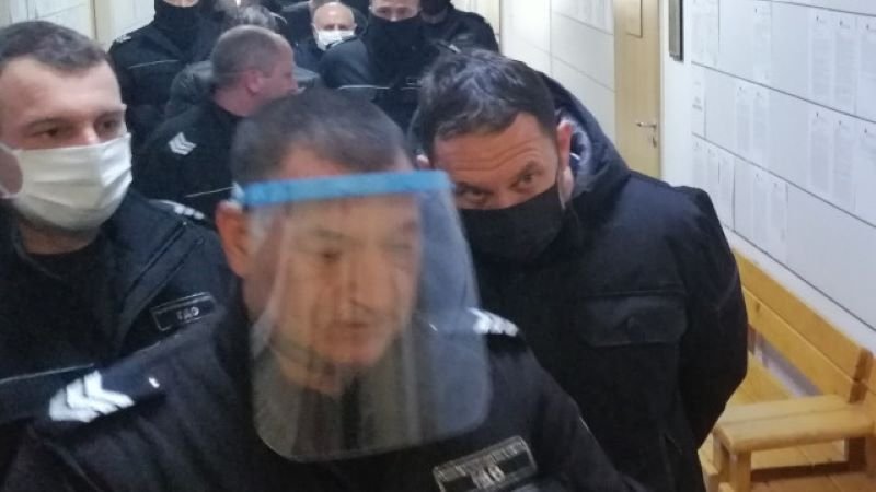 Решено: Килия за полицая Кабашки и трима от аверите му