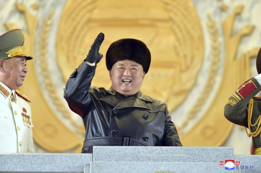 Северна Корея проведе военен парад