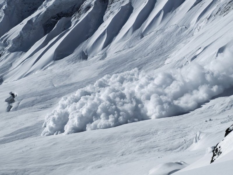 Двама души загинаха под лавини в Швейцарските Алпи