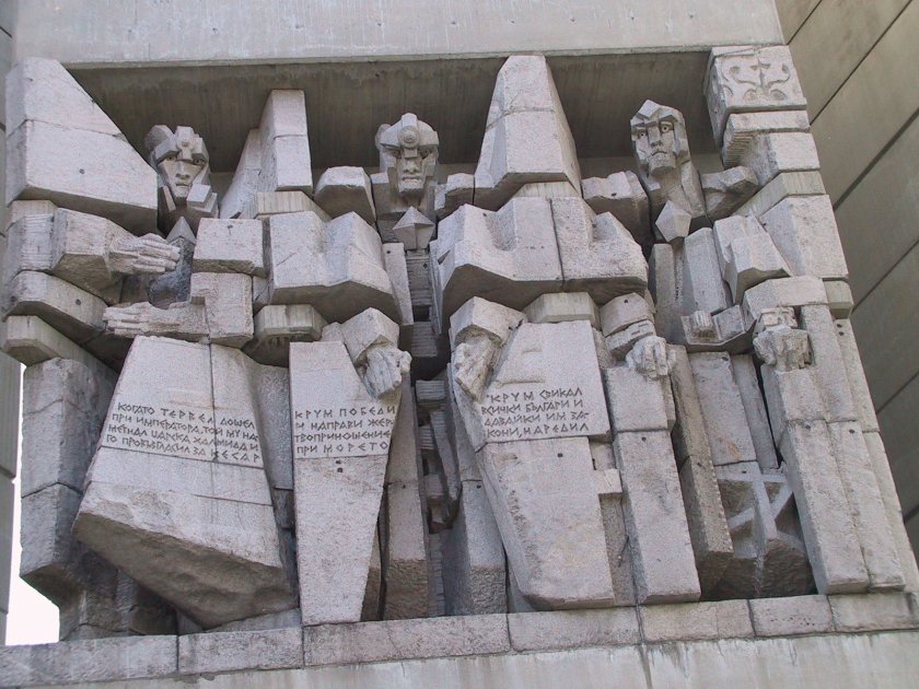 Арестуваха младежи за екстремно селфи на паметник в Шумен