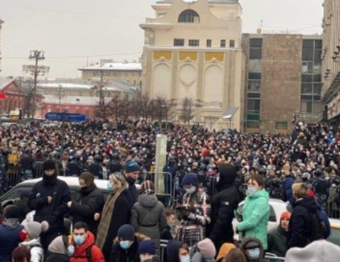 4000 на протест в Москва, арестуваха съюзничката на Навални Любов Собол