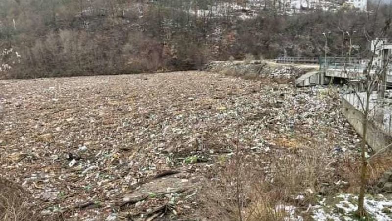 560 тона боклук извадиха от река Искър 