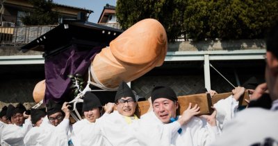 Фестивал на фалоса привлича хиляди по улиците в Япония