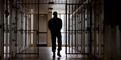 Затворник поиска 42 000 лева заради страдания в ареста