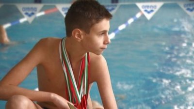Дете с аутизъм плува за медали