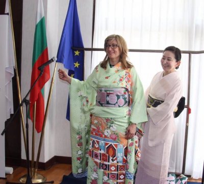 Екатерина Захариева се премени в кимоно (ГАЛЕРИЯ) 