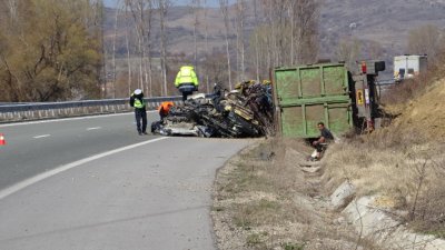 Камион с боклук се обърна на магистрала "Струма"