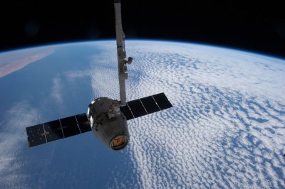 Спътник „избива” стари сателити в Космоса