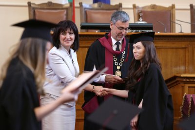 Щерката на Сотир Цацаров се дипломира в парламента (СНИМКИ)