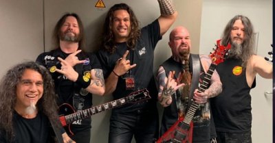 Джейсън Момоа от "Игра на тронове" порка с любимците си Slayer и Anthrax