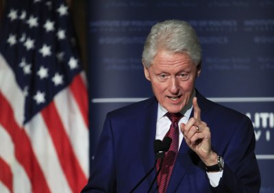 Бил Клинтън пристигна в Косово