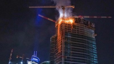 Небостъргач изгоря във Варшава