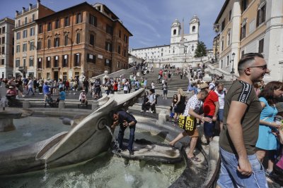 Рим на нож с туристите вандали