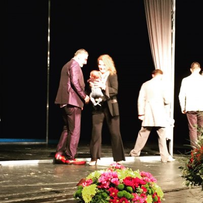 Ексклузивно в Lupa.bg: Аня Пенчева излезе на сцената с внучето си (СНИМКИ)