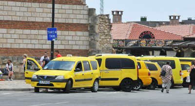 Таксита „мигрират” към Несебър и Слънчев бряг за тройни тарифи