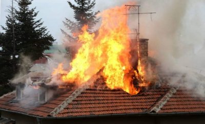 Необитаема къща пламна на бул. "Черни връх" в София