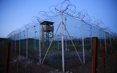 Пентагонът ще ваксинира затворниците в Гуантанамо