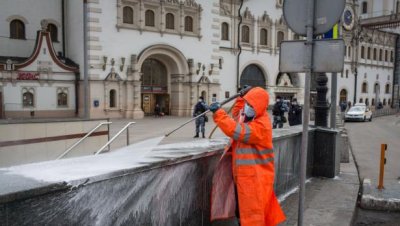 Московчани се тъпчат в офисите, но с маски