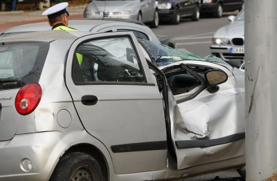 Шофьорка с 3, 34 промила в кръвта се заби метален стълб