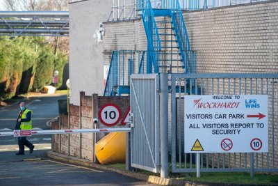 Eвакуация на британска фабрика на "АстраЗeнека" заради подозрителен пакет