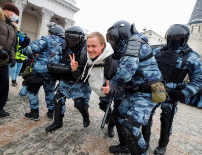 Протести: Броят на задържаните се увеличава - над 1000 са