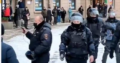 Руски полицай извади пистолет срещу протестиращи
