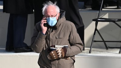 Бърни Сандърс събра $1,8 млн. долара със снимката с ръкавиците