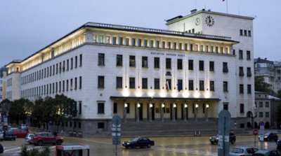 Пандемията сви печалбата на банките наполовина