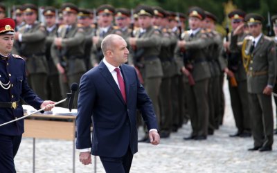 Румен Радев намиролюби Бенатова