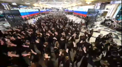 Олигарх накара работници да танцуват в подкрепа на Путин с "Нас ни бият, ние летим" (ВИДЕО)