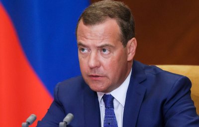 Медведев нарече Навални "политически мошеник"
