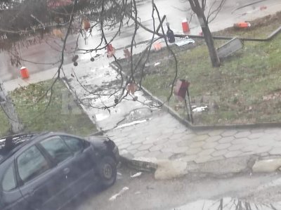 Джигит нацепи в стълб, вика помощ да избяга