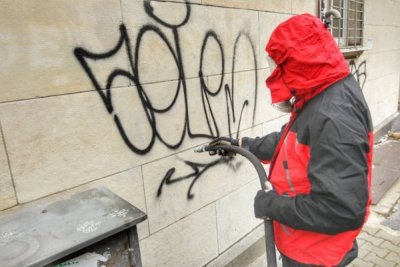 Премахват надписи върху вече чистени софийски сгради