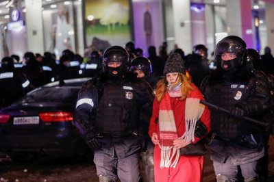 Полицейско насилие и много ранени в бунтовете "за" Навални