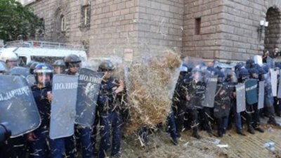 Съдят протестиращ, хвърлял пиратки и бутилки по полицаи