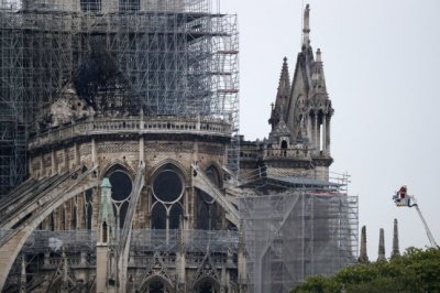 Френски архитекти търсят камъни за реставрацията на "Нотр Дам"