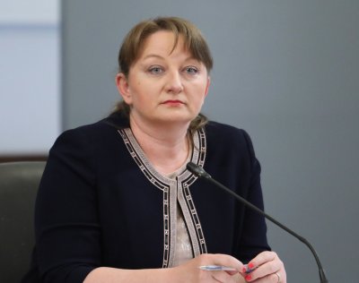 Деница Сачева: Решенията за отваряне и затваряне не са политически
