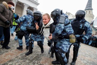 Арести и обиски на защитници на Навални