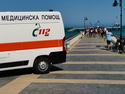 Водолази търсят скочила от моста в Бургас жена