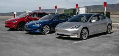 "Tesla" изтегля от пазара 100 000 електромобила