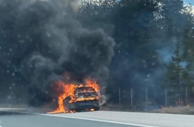 Кола пламна като факла на "Тракия" (снимка)