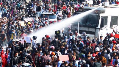 Водни оръдия срещу хиляди стачкуващи в Мианма