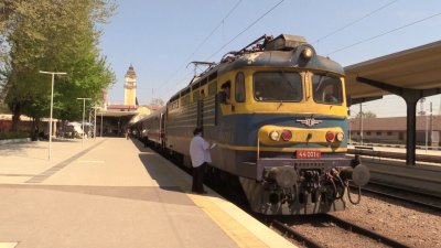 Две момичета са ранени след замеряне на влак с камъни