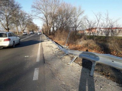 Цистерна се обърна и падна в канавка