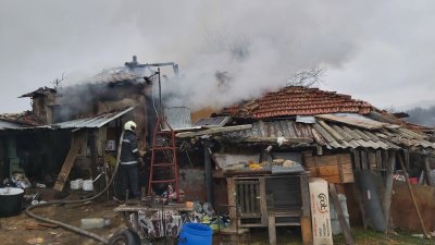 Къща изгоря до основи в Казанлък